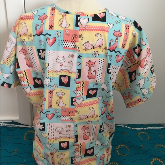 Scrub H.Q. Green /Pink Scrub Top Size Medium $20 - Picture 3 of 7